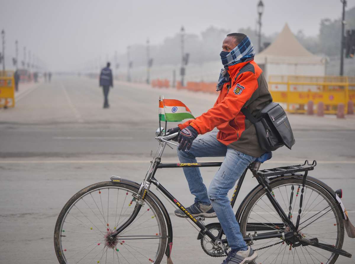 Weather Today: दिल्ली-यूपी समेत इन राज्यों में बढ़ेगी ठंड, 5 राज्यों में बारिश तो यहां पर होगी बर्फबारी