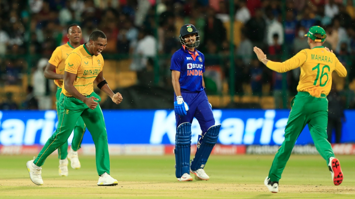 South Africa Team Fast Bowler Lungi Ngidi Ruled Out Of 3 Match T20I Series Against India । IND vs SA: टी20 सीरीज से बाहर हुआ ये अहम तेज गेंदबाज, बोर्ड ने किया रिप्लेसमेंट का ऐलान