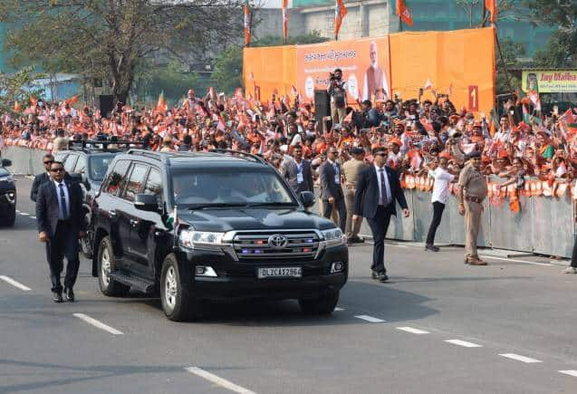 PM Modi in Varanasi: एंबुलेंस को रास्ता देने के लिए पीएम मोदी ने रोका काफिला, देखें वीडियो