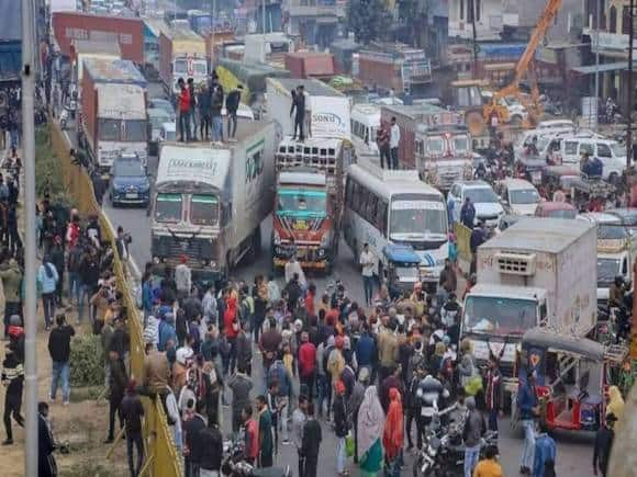 Drivers Protest: ट्रक ड्राइवरों की हड़ताल से हाहाकार, गृह सचिव अजय भल्ला AITC प्रतिनिधियों से करेंगे मुलाकात