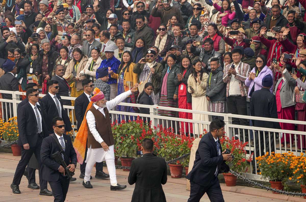 PM मोदी को अपने पास देखकर जोश में आए लोग, लगाए ‘भारत माता की जय’ के नारे