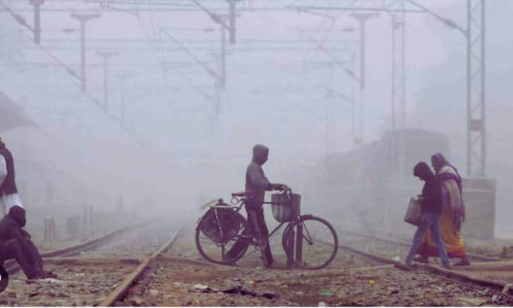 Delhi Weather Today: दिल्ली NCR में ठंड का प्रकोप जारी, पारा 4 डिग्री सेल्सियस तक पहुंचा, ट्रेनों से लेकर फ्लाइट्स बाधित