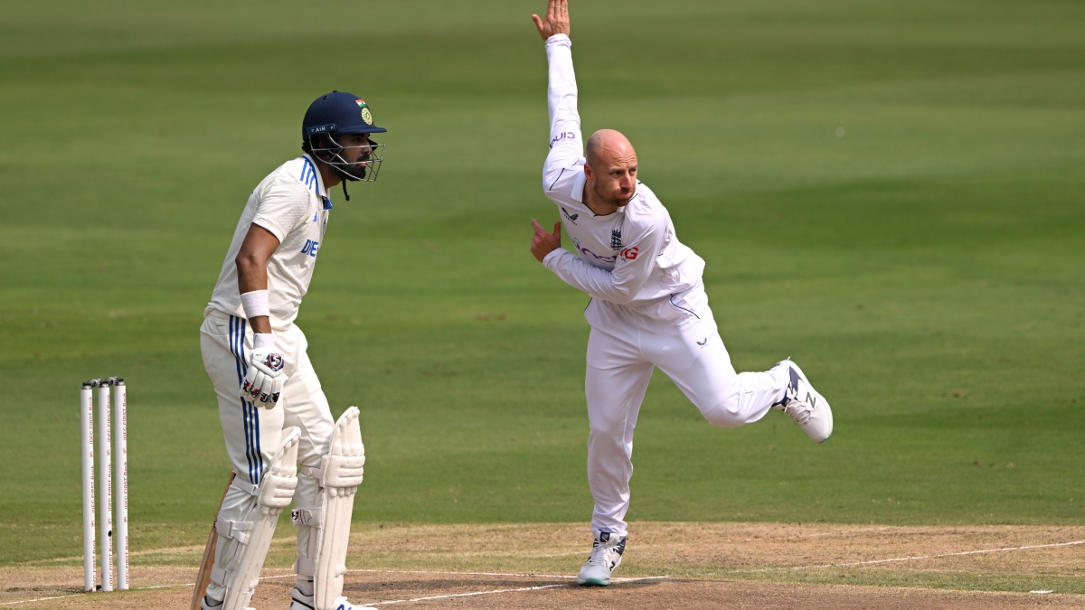 Jack Leach injury in 1st test ind vs eng england cricket team star spinner। IND vs ENG: पहले टेस्ट मैच के बीच में ही चोटिल हो गया ये खिलाड़ी, टीम की बढ़ गईं मुश्किलें