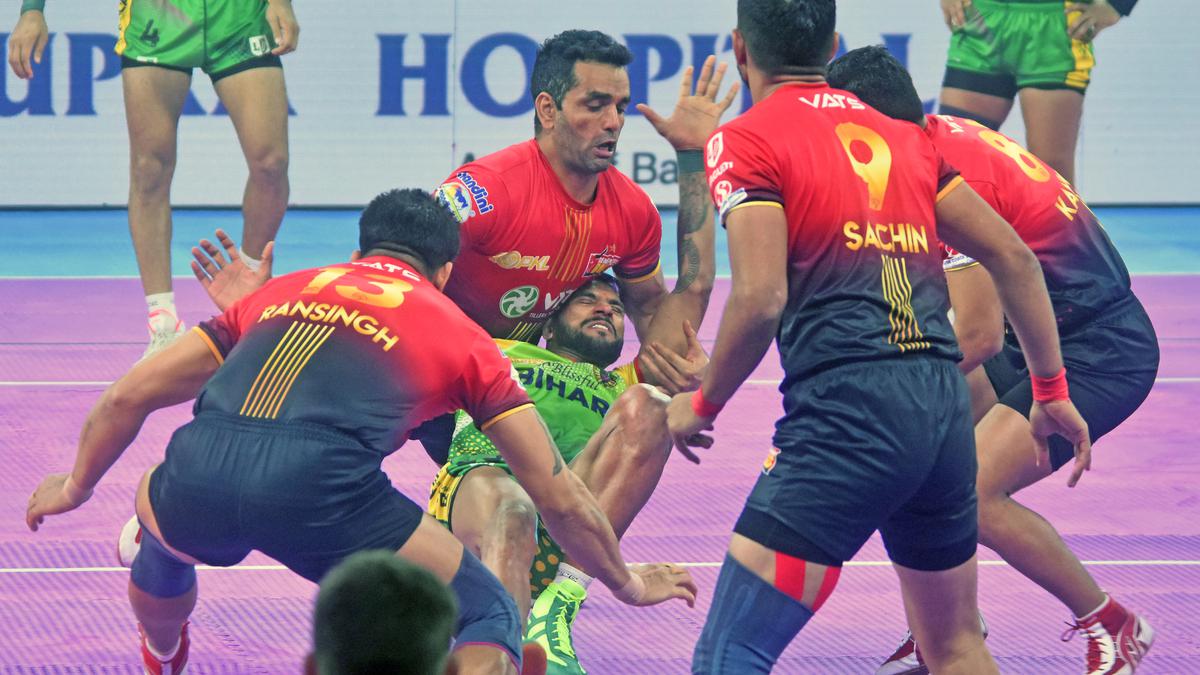 Pro Kabaddi League HIGHLIGHTS, Season 10: Gujarat Giants wins 42-30 vs Tamil Thalaivas; Bengaluru Bulls comes back to beat U Mumba