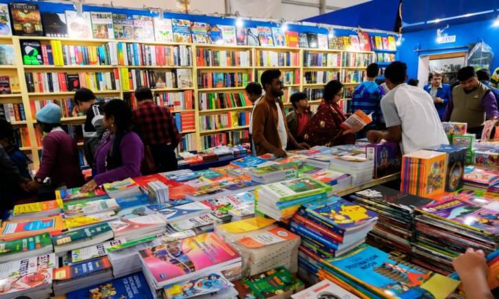 Kolkata Book Fair में दिखी एक आदमी की दीवानगी, खरीदीं 3.36 लाख रुपए की किताबें