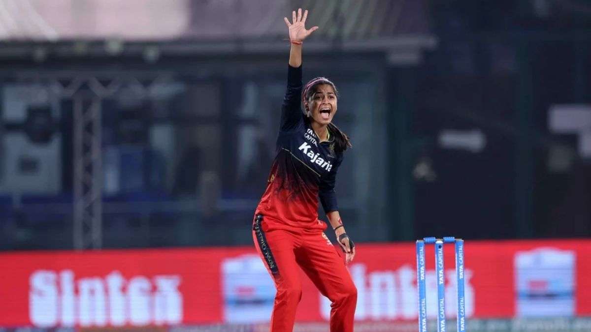 RCB vs DC Shreyanka Patil became the bowler who bowled the best spell of WPL final | RCB vs DC: 21 साल की श्रेयंका पाटिल ने रचा इतिहास, WPL के फाइनल में ऐसा करने वाली पहली खिलाड़ी बनी