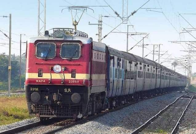 Indian Railway: घर बैठे कुछ ही मिनटों में कैसे बुक करें रेलवे टिकट, ये है सबसे आसान तरीका