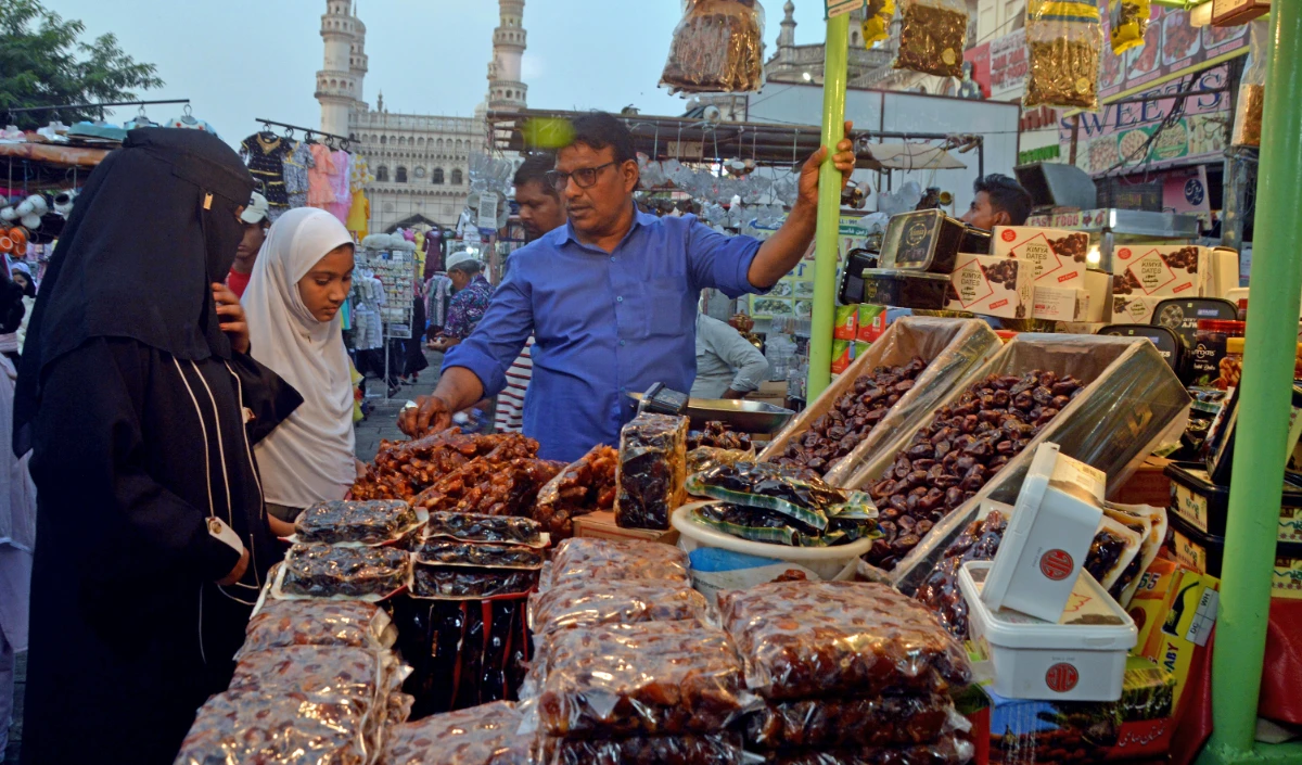 Ramadan 2024 | रमज़ान शुरू होते ही कश्मीर के बाज़ारों में उत्सव जैसा माहौल, खजूर खरीदने वालों की भारी भीड़