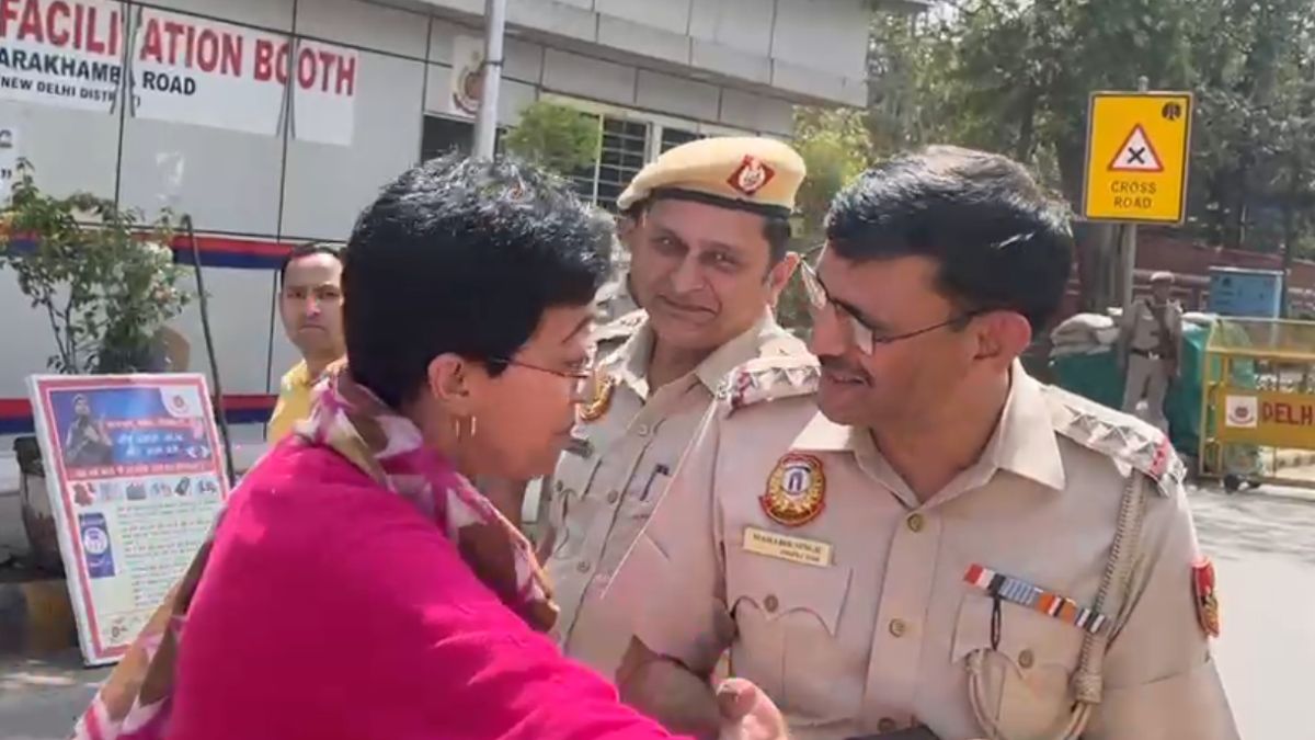 अरविंद केजरीवाल: दिल्ली पुलिस ने रोकी आप नेताओं की गाड़ी, आतिशी बोलीं- ‘तो हमें गोली मार दीजिये’