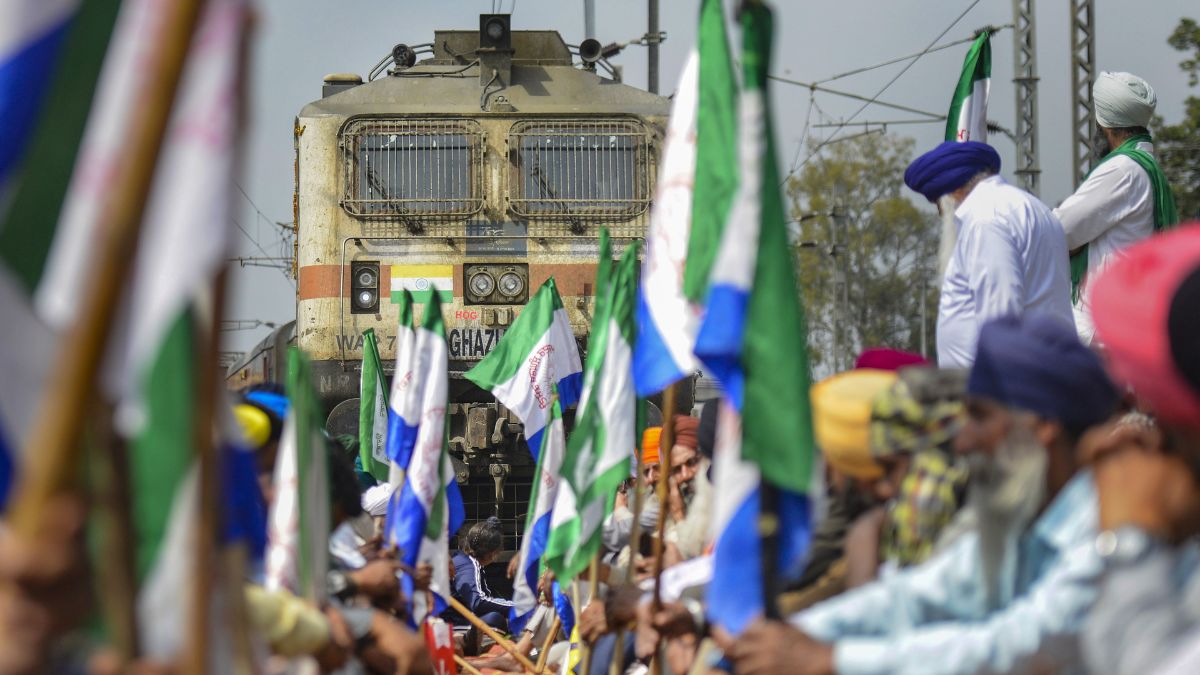 ‘…तो हम 10 मिनट में पटरियों पर से हट जाएंगे’, जानें ट्रेनें रोकने वाले किसानों ने क्या कहा