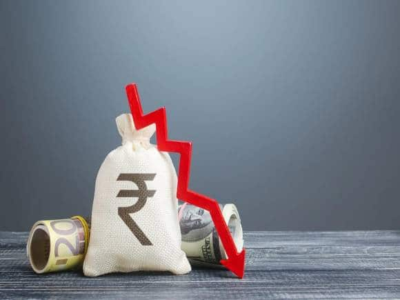 Rupee at record low: रुपया रिकॉर्ड निचले स्तर पर बंद, इन वजहों से बना दबाव