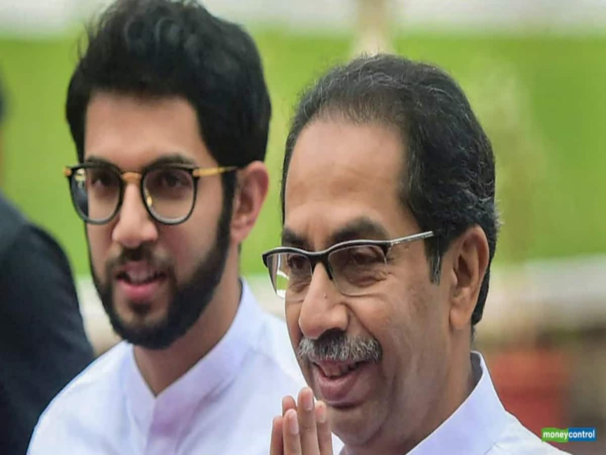 मु्स्लिमों की कट्टर दुश्मन से मुस्लिमों के सपोर्ट तक, ऐसे बदलती गई Shiv Sena की राजनीति